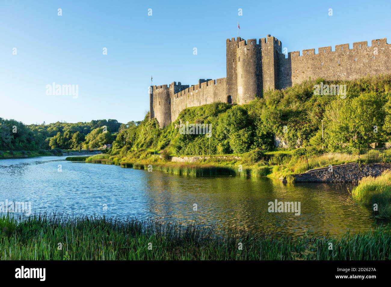 Das privat geführte Pembroke Castle und See am Milford Haven Waterway, Wales, Großbritannien Stockfoto