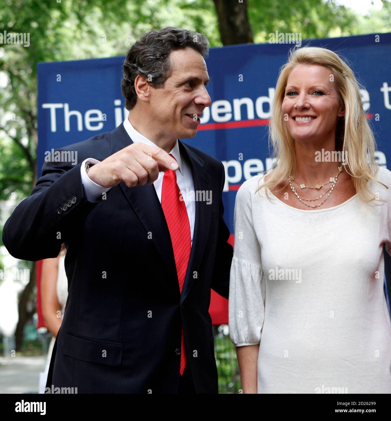 Andrew Cuomo L Steht Mit Freundin Sandra Lee Von Dem Food Network Nachdem Er Seine Kandidatur Fur Das Amt Des State Of New York Ausserhalb Der Tweed Courthouse In New York 22