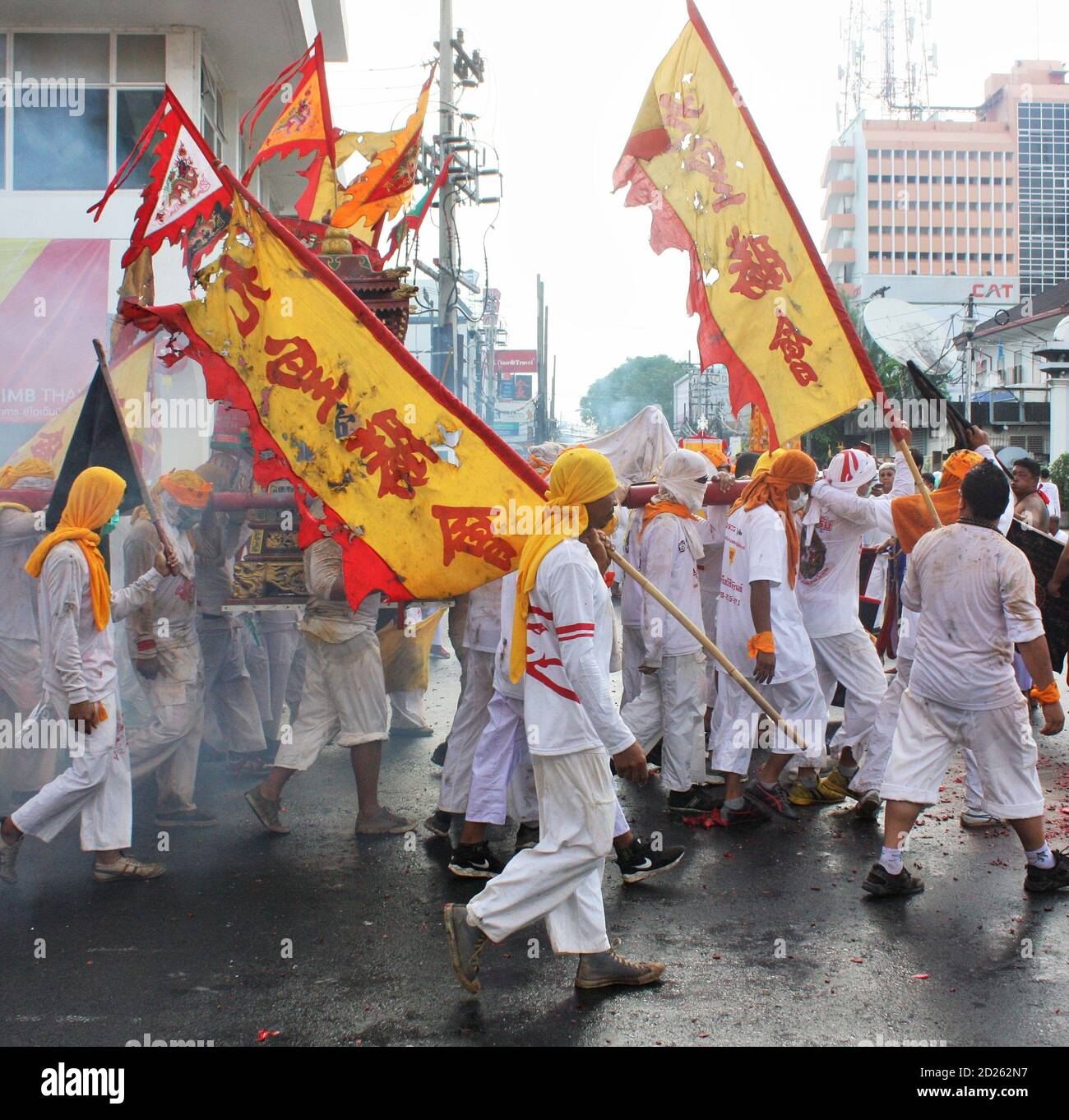 Phuket Stadt / Thailand - 7. Oktober 2019: Neun Kaiser Götter Festival oder Phuket Vegetarian Festival Straße Prozession, Parade, Thai chinesische Taoisten Stockfoto