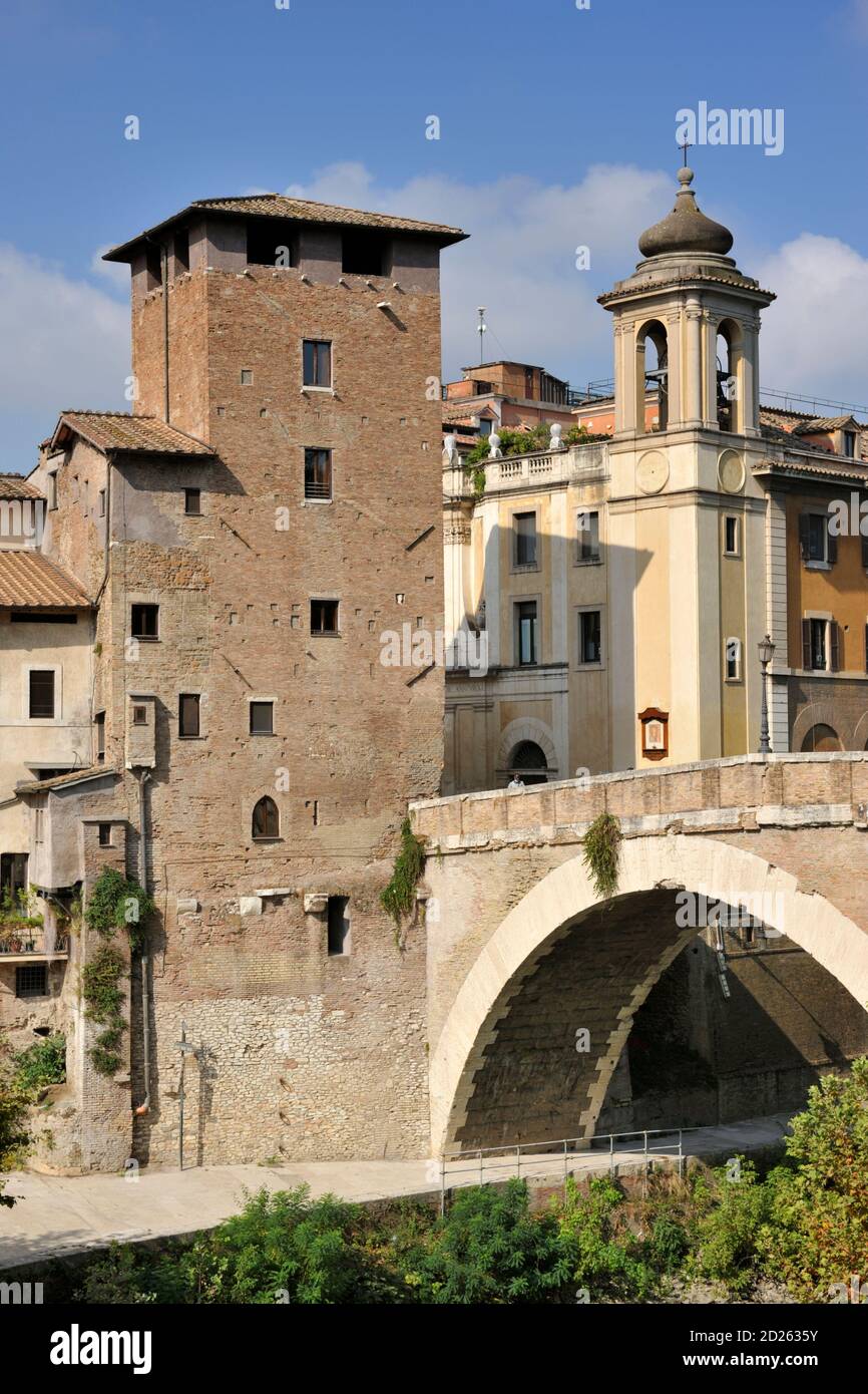 Italien, Rom, Tiber, Isola Tiberina, Pons Fabricius, Ponte Fabricio, antike römische Brücke (62 v. Chr.) und mittelalterlicher Turm torre dei Caetani Stockfoto