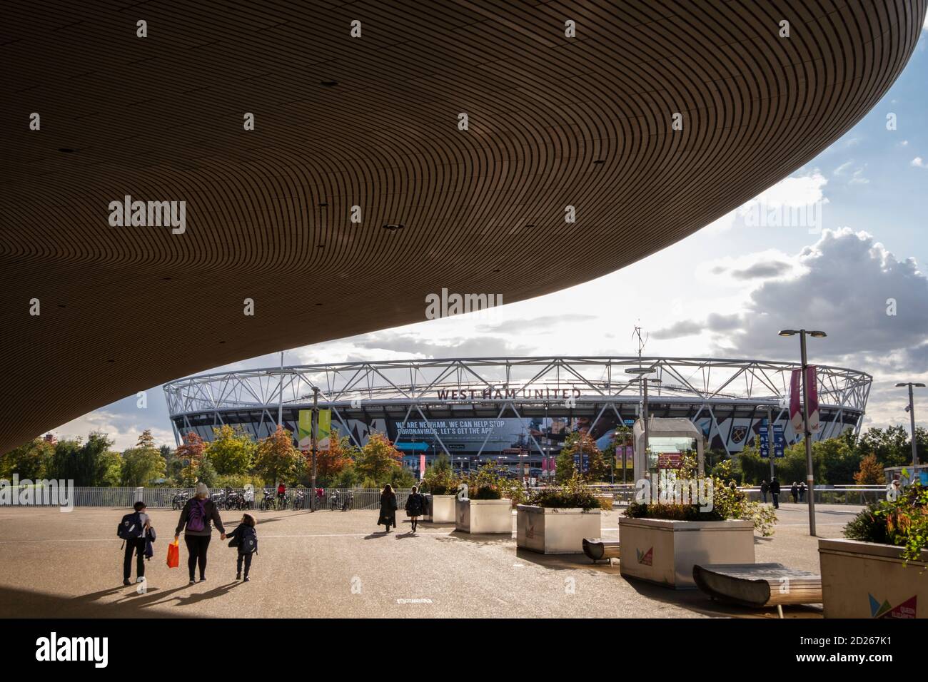 London, Stratford. Das London Stadium - das West Ham United Fußballstadion - und das London Aquatics Centre, im Queen Elizabeth Olympic Park Stockfoto