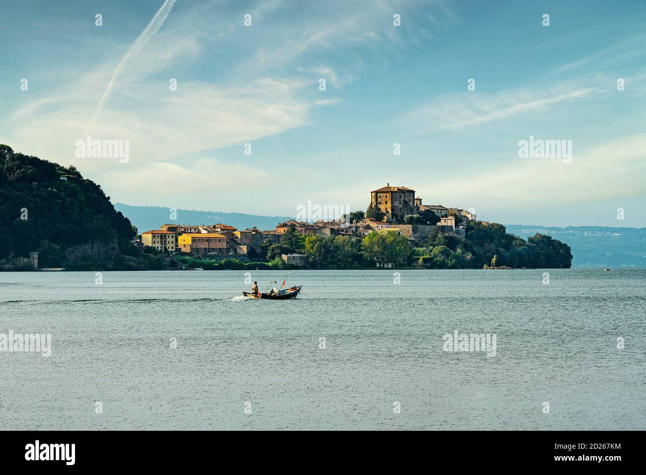 Die Rocca Farnese in Capodimonte dominiert das Vorgebirge, das sich über den Bolsena-See erstreckt. Capodimonte, Viterbo, Latium, Italien Stockfoto Die Rocca Farnese in Capodimonte dominiert das Vorgebirge, das sich über den Bolsena-See erstreckt. Capodimonte, Viterbo, Latium, Italien Stockfoto