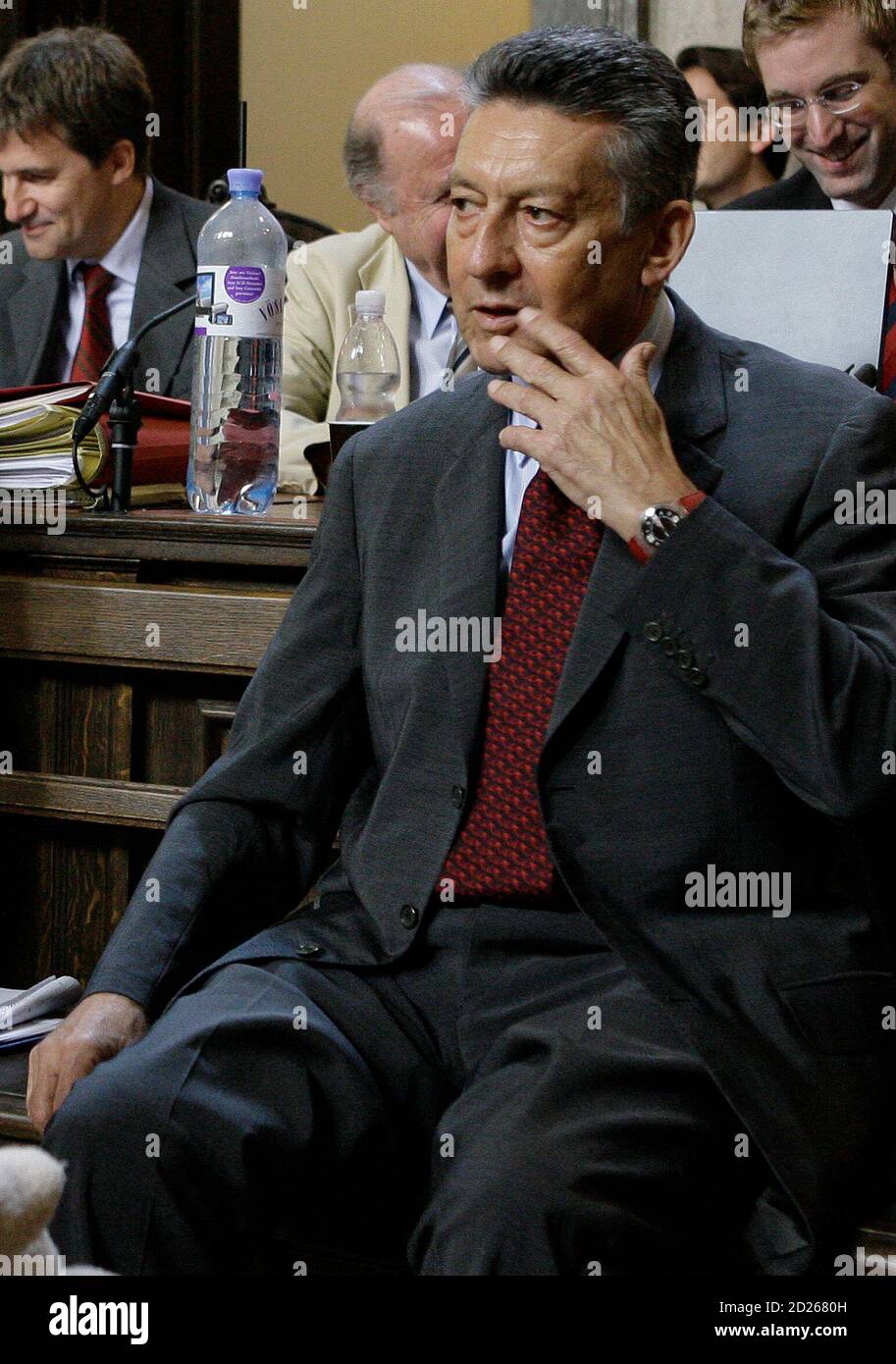 Der Ehemalige Vorstandsvorsitzende Der Osterreichischen Bawag P S K Bank Helmut Elsner Aus Osterreich Reagiert Vor Beginn Des Verfahrens Uber Die Karibischen Verluste Der Bawag In Wien Am 8 August 2007 Auf Der Anklagebank