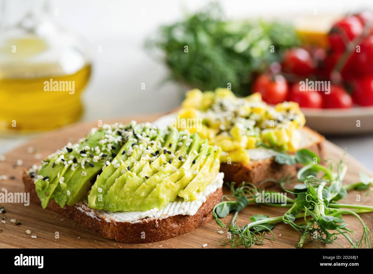 Avocado Frischkäse Toast mit Samen und Microgreens. Gesunde Snack Vorspeise oder Frühstück Stockfoto