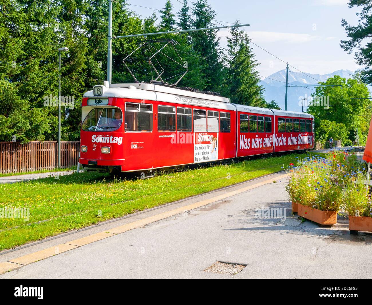 Eine lokale Straßenbahn von Innsbruck nach Igls gebaut als ein Pendlerservice jetzt hauptsächlich von Touristen genutzt Stockfoto