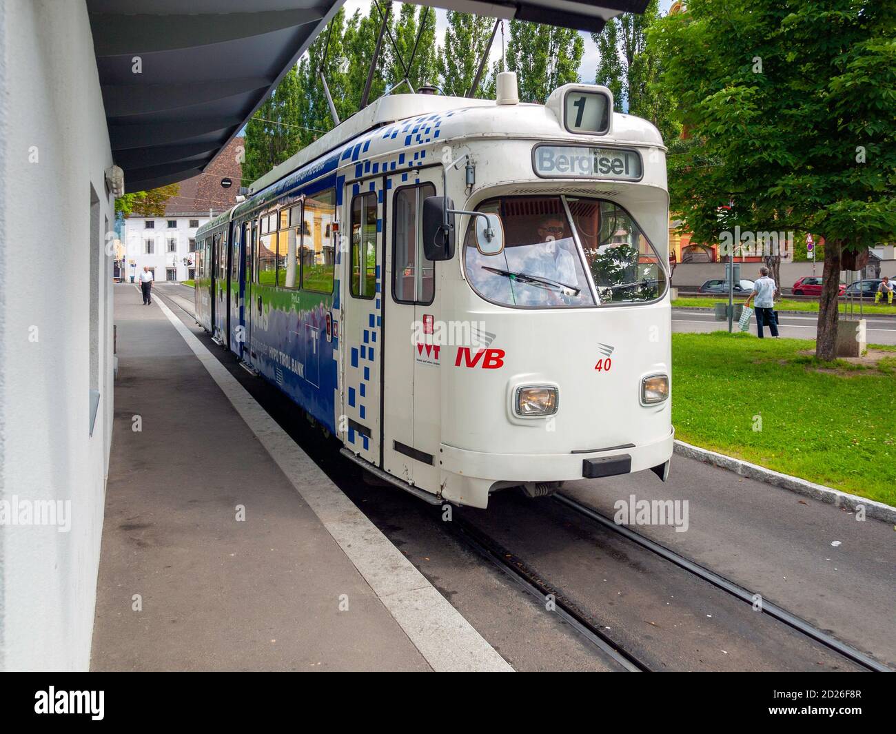 Eine blauweiße Straßenbahn an der Bergisel Endstation Innsbruck