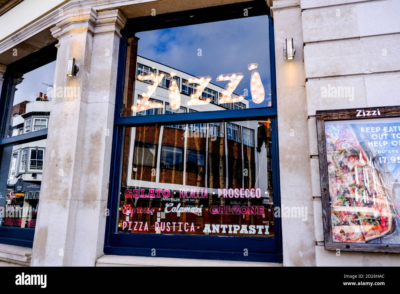 London UK, Oktober 06 2020, italienische High Street Food Chain Zizzi Relief als Lockdown langsam angehoben Stockfoto