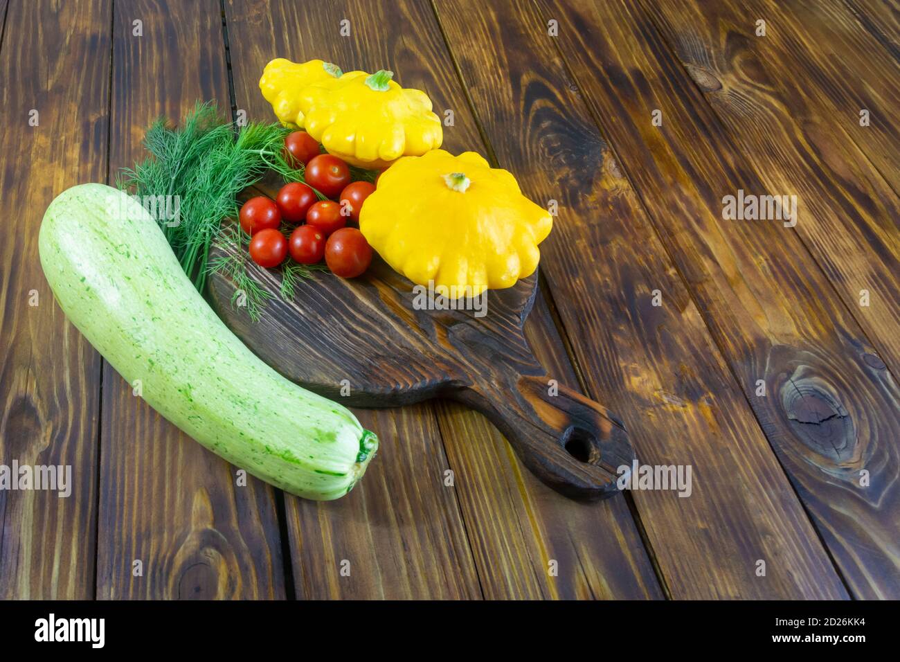 Ernte mehrfarbiges Gemüse, helle Zutaten Set. Kirschtomate, Zucchini, Mini-Patty Pfanne Squashes, Dill. Gesunde Ernährung Konzept. Stockfoto