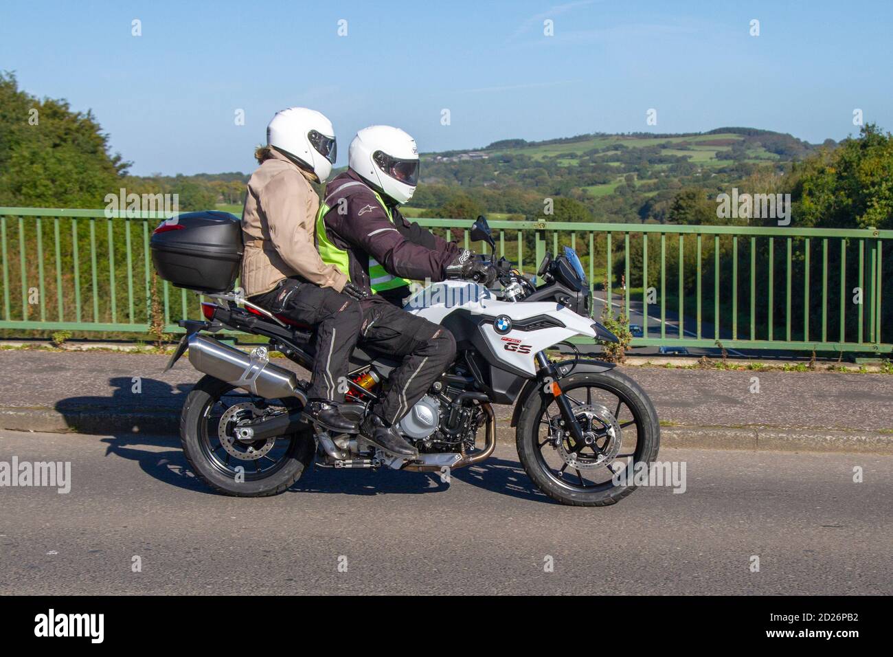 BMW F750 GS Motorradfahrer; zweirädrige Transport, Motorräder, Fahrzeug, Straßen, Motorräder, Radfahrer motoring in Chorley, UK Stockfoto