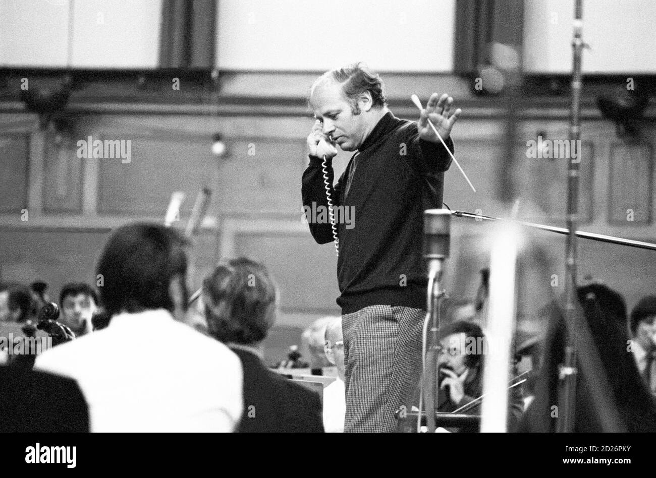 Bernard Haitink (Dirigent) tritt dem Produktionsteam bei einer Einspielpause der Liszt-Klavierkonzerte mit Alfred Brendel (Pianist) und dem London Philharmonic Orchestra (LPO) im Mai 1972 in der Assembly Hall in Walthamstow Town Hall, Walthamstow, London, bei Stockfoto