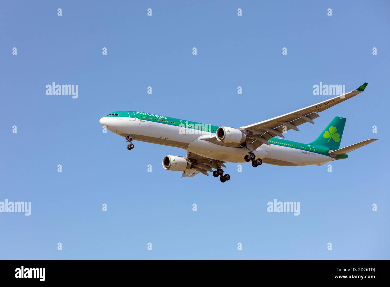 Ein Aer Lingus Airbus A330-300 mit Fahrwerk nach unten. Stockfoto