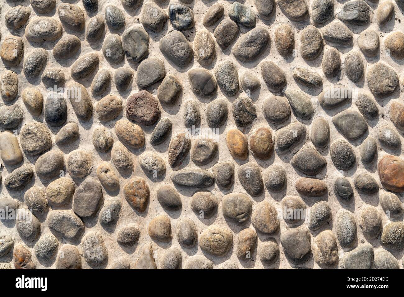 Alte Natursteinwand, Hintergrund, Textur oder Muster. Rustikale Struktur. Mauer mit Ziegeln aus italienischen Steinen. Stockfoto
