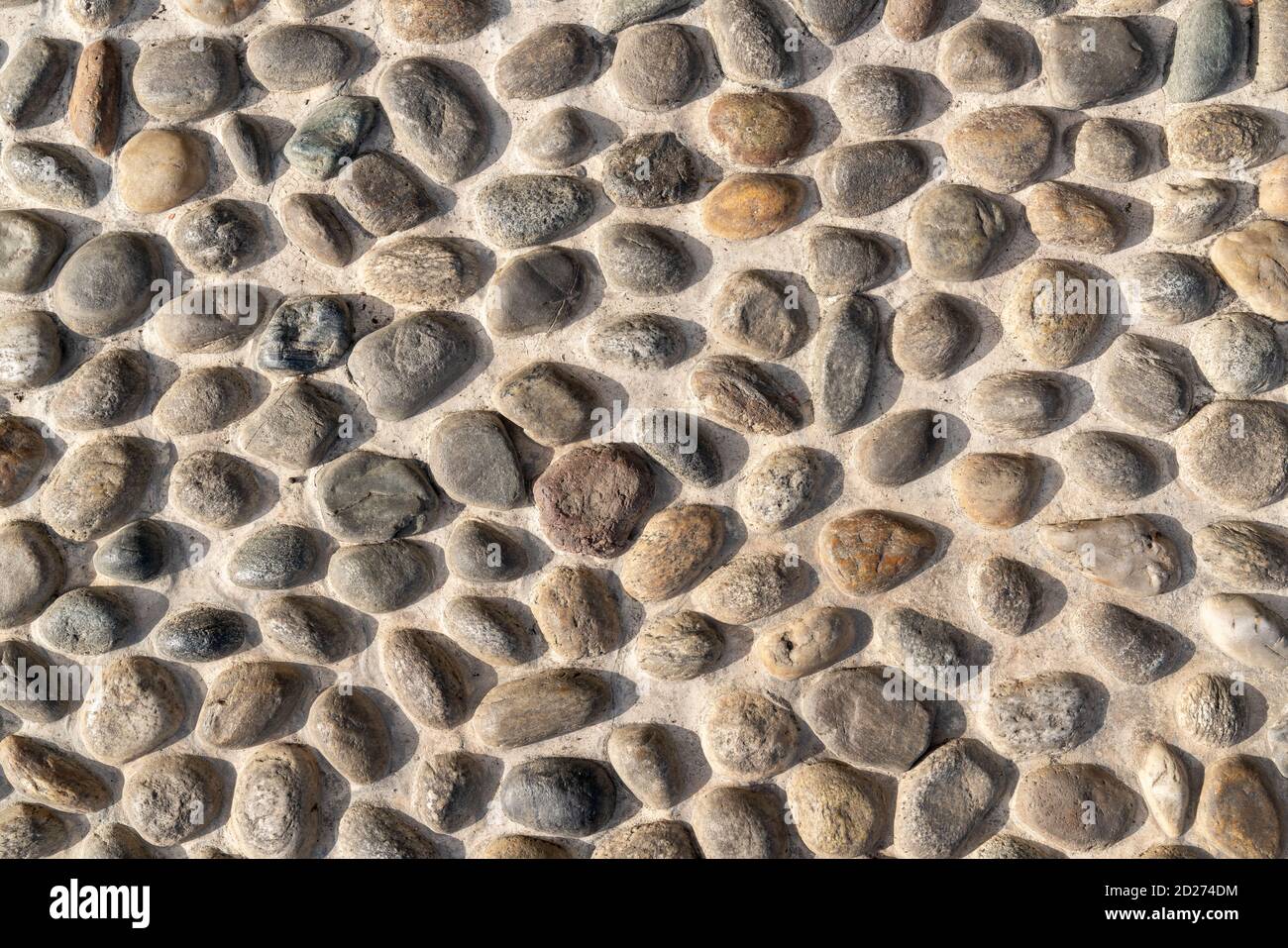 Alte Natursteinwand, Hintergrund, Textur oder Muster. Rustikale Struktur. Mauer mit Ziegeln aus italienischen Steinen. Stockfoto