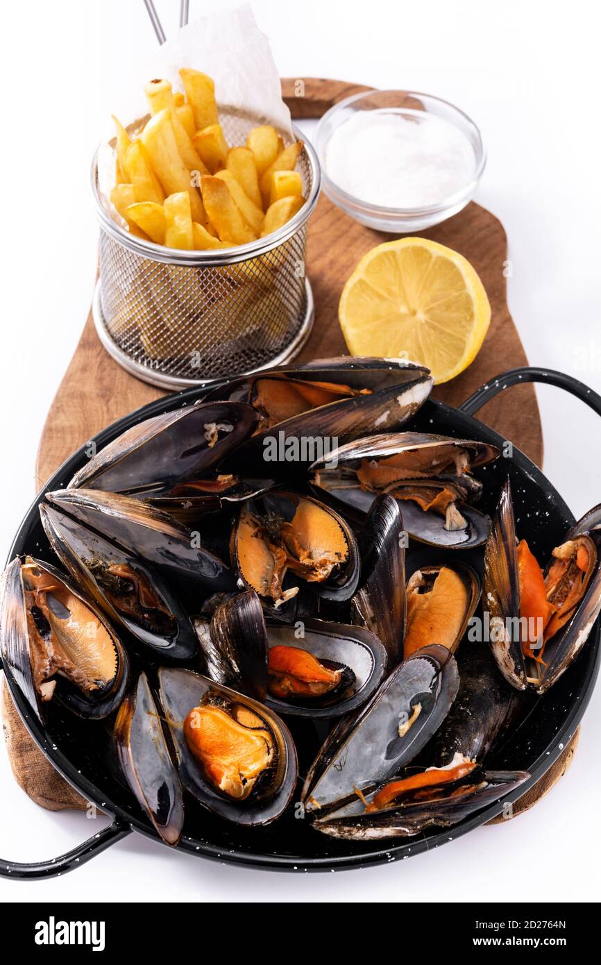 Muscheln und pommes Frites oder Pommes Frites isoliert auf weißem Hintergrund Stockfoto