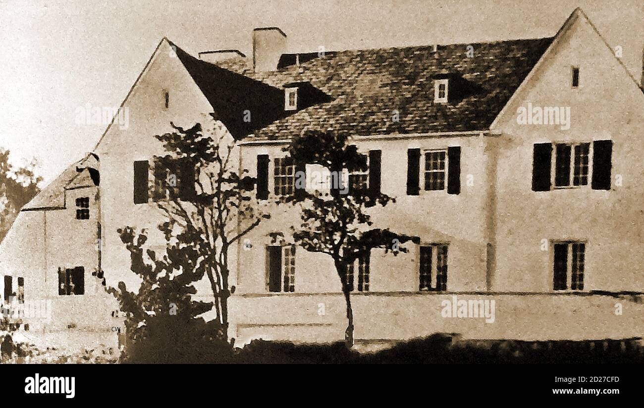 1932 - das Haus des Fliegers Charles Lindbergh (1902-1974 & seine Frau Anne Morrow Lindbergh in Hopewell, New Jersey USA, zum Zeitpunkt der Entführung ihres Kindes.Charles Augustus Lindbergh, Junior war ihr 20 Monate alter Sohn, der am Abend des 1. März aufgenommen wurde. Zwölf Lösegeldscheine wurden erhalten und 50,000 Dollar Lösegeld bezahlt, aber das Kind wurde nicht lebend gefunden, wie auf einem Boot namens "Nellie" in der Nähe von Martha's Vineyard, Massachusetts geraten. Die Leiche der Kinder wurde im Mai gefunden, teilweise nur wenige Kilometer von ihrem Zuhause entfernt begraben. Ein Gerichtsmediziner kam zu dem Schluss, dass das Kind kurz nach der Entführung ermordet wurde. Stockfoto