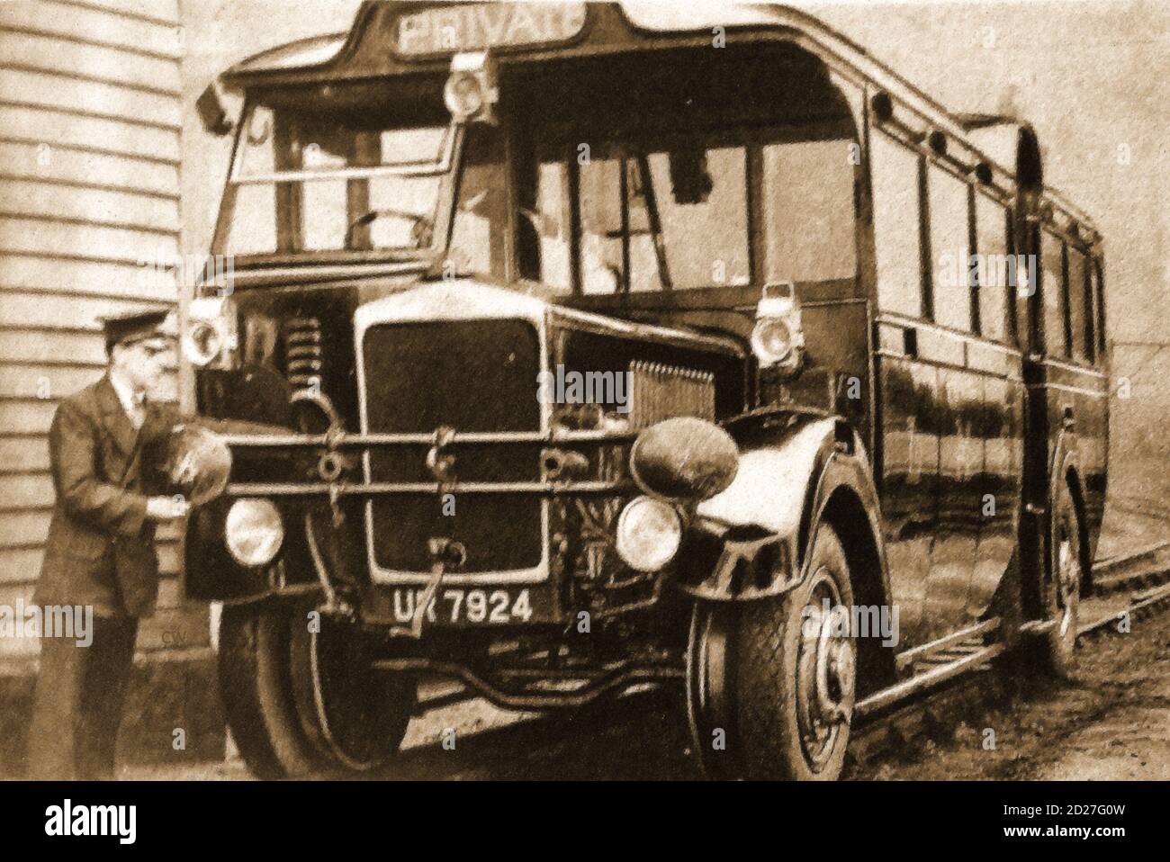 Zeitschriftenfoto von 1931 - zeigt den neu eingeführten "Road-Rail Car", eigentlich ein öffentlicher Bus mit 2 Rädern, der es erlaubt, auf der Straße oder auf Bahnstrecken zu fahren. Die Dual-Mode-Fahrzeuge werden manchmal als geführte Busse, Hi-Rail, (von Autobahn und Bahn), High-Rail, HiRail, Hy-Rail, etc. Bekannt Stockfoto