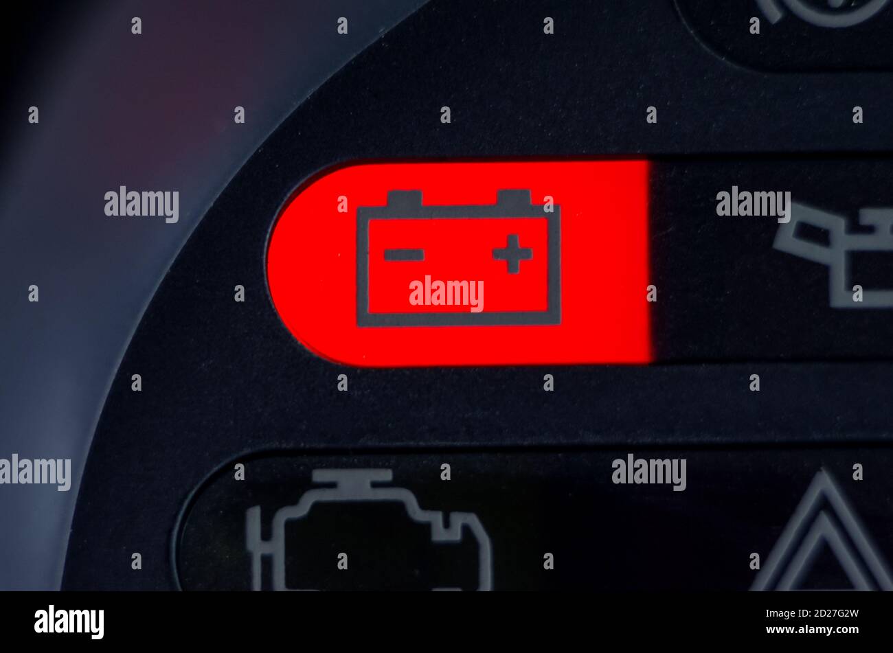 Bildschirmsymbole Batteriewarnleuchte Armaturenbrett, Nahaufnahme Stockfoto