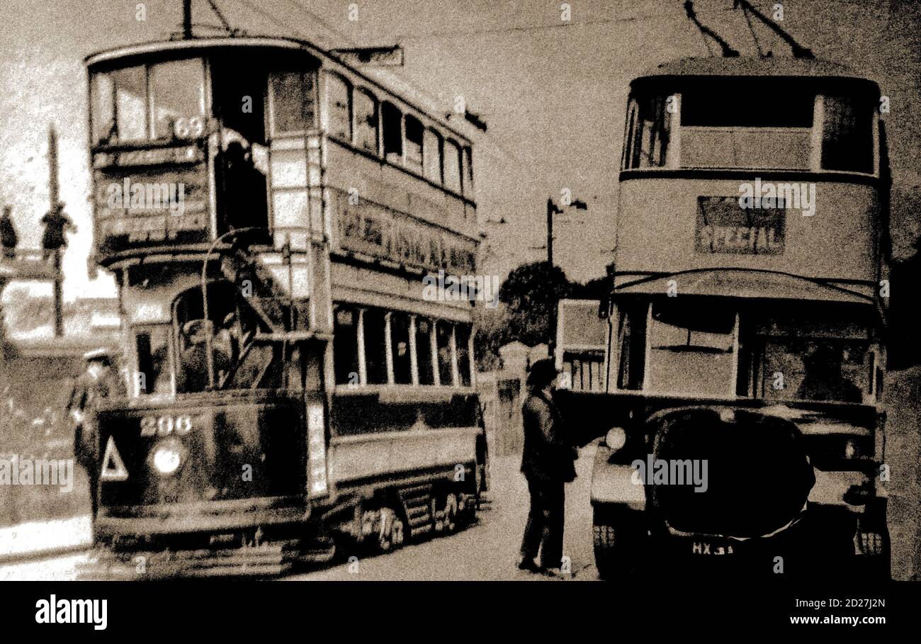 Ein altes Magazin-Foto, das im Mai 1931 spurlose Straßenbahnen in Twickenham, London, zeigt, die auf Oberleitungen statt auf Schienen fahren. Die Straßenbahnen, die früher auf Schienen gebaut wurden, boten regelmäßige, günstige und zuverlässige Transportmöglichkeiten und beförderten viele Besucher zu Hampton Court und anderen Attraktionen, die etwa dreißig Jahre dauernden, bis sie ab 1931 durch Trolleybusse ersetzt wurden Stockfoto