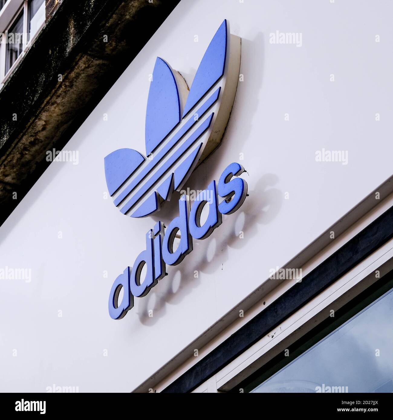 London UK Oktober 06 2020, Close Up Adidas Sportswear und Schuhe Logo und Branding with No People Stockfoto