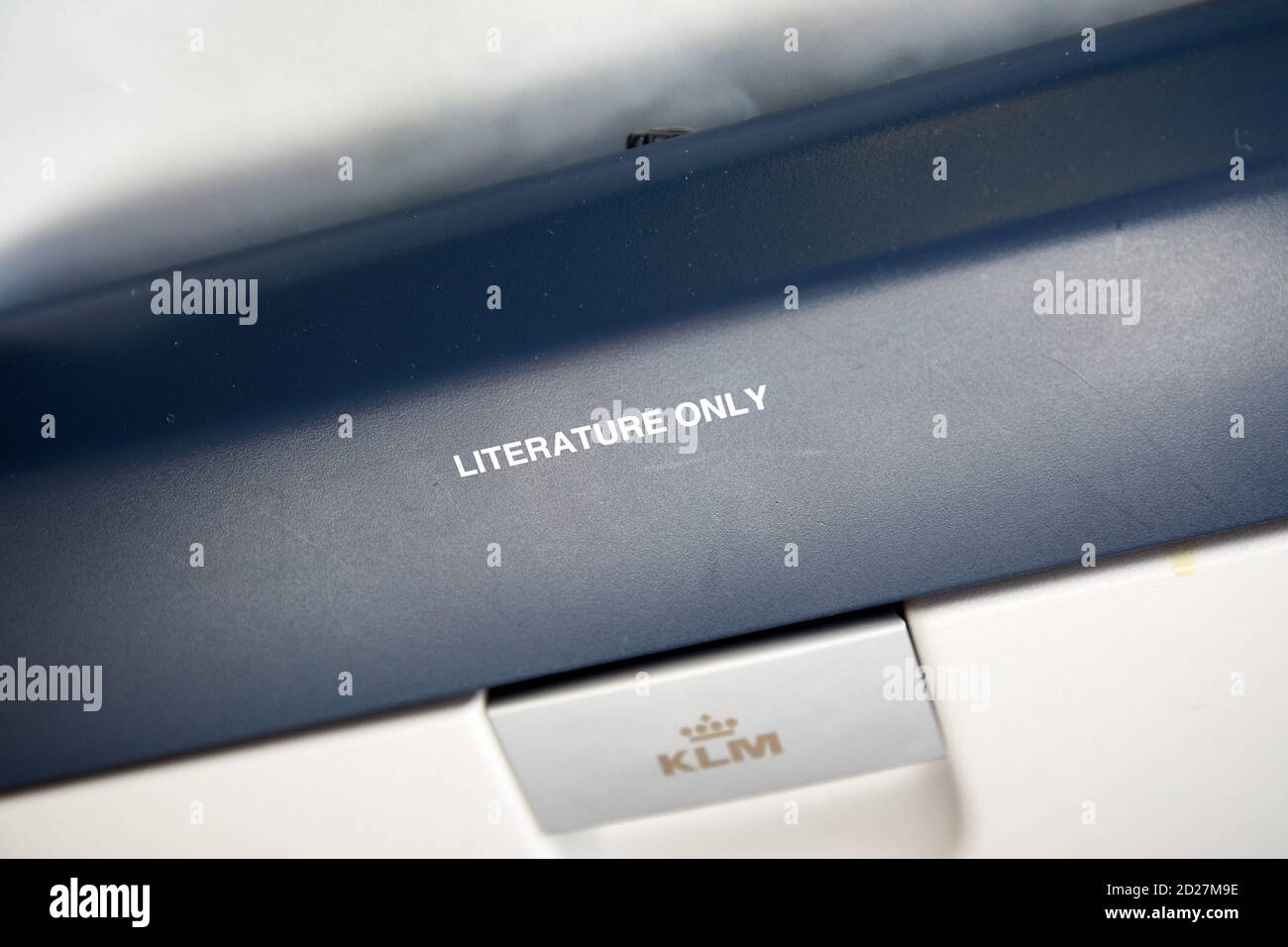 „nur Literatur – KLM“, Rückseite des Sitzes in der KLM-Ebene Stockfoto