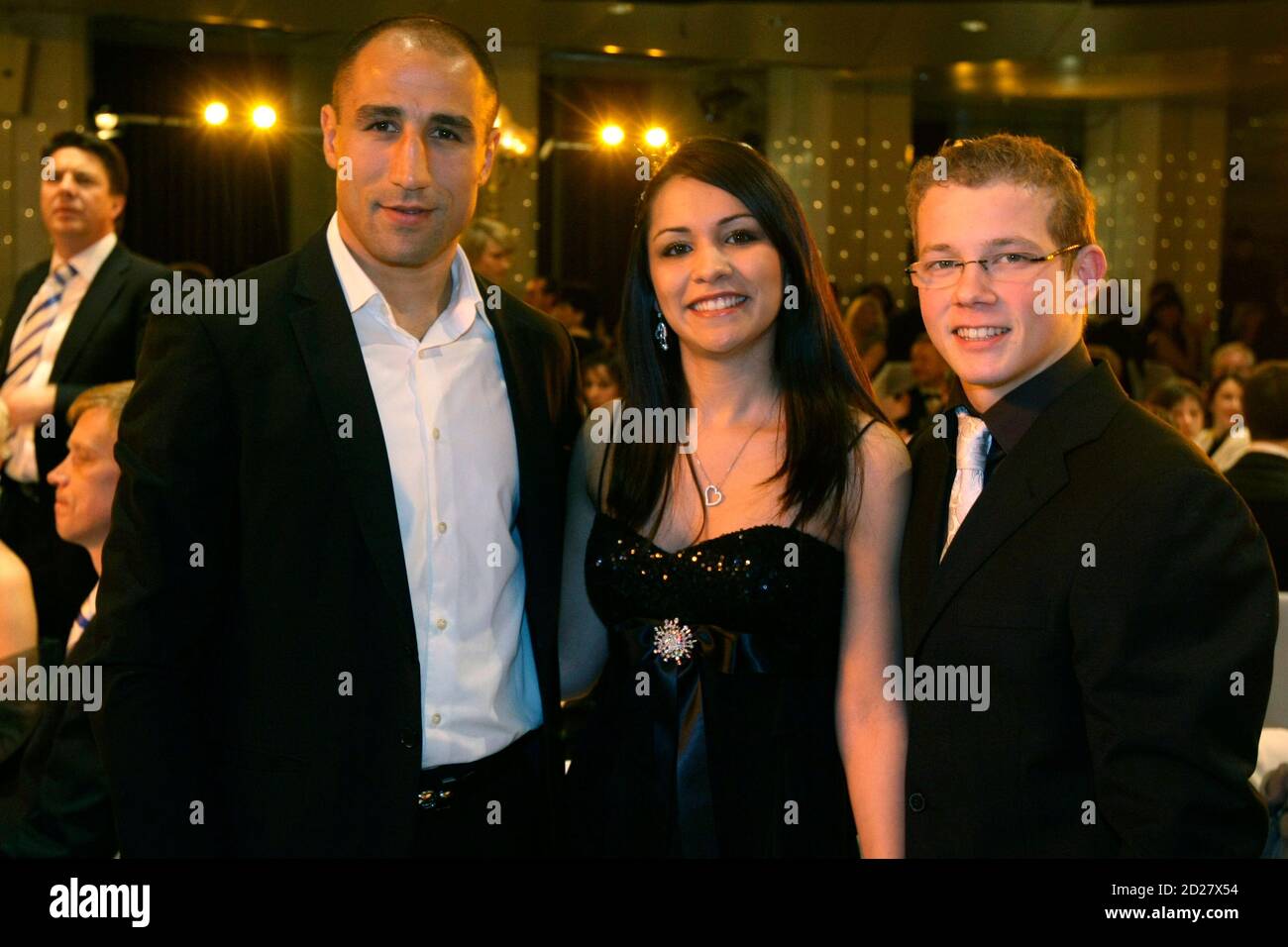 Boxen Im Mittelgewicht World Champion Arthur Abraham L Posen Fur Fotografen Mit Turner Fabian Hambuchen Und Seine Freundin Viktoria Kaminier Vor Der Deutschen Sportler Des Jahres 2008 Gala In Baden Baden 21