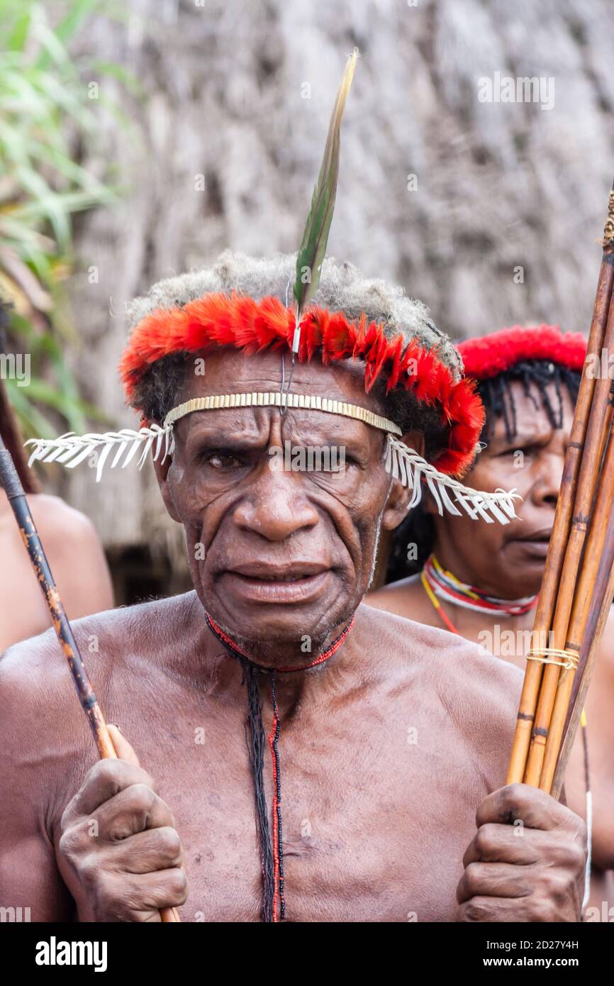 Wamena, Indonesien - 9. Januar 2010: Mann des Dani-Stammes in traditioneller Kleidung, Dugum Dani Village, Baliem Valley Papua, Irian Jaya Stockfoto
