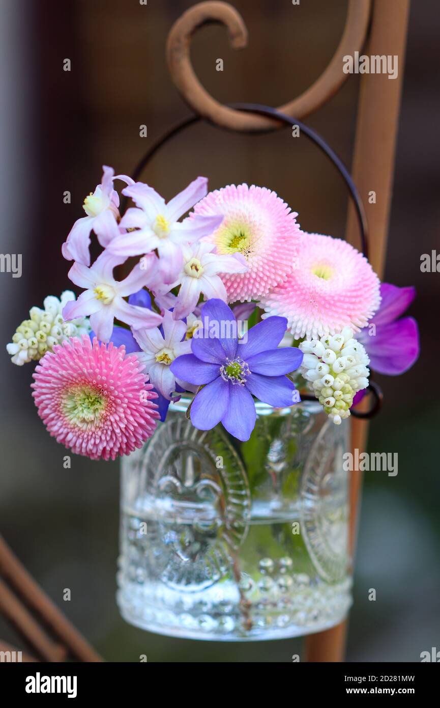 Romantisches Bouquet von Frühlingsblumen in Pastellfarben Stockfoto