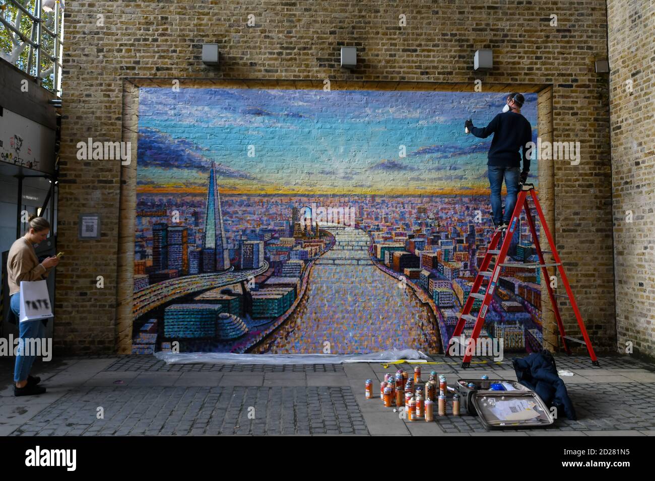 London Stadtbild Wandbild von Jimmy C ein Künstler unterstützt von Network Rail. Das Stück betont das Leben, das Licht und die Energie Londons. Dieses Wandbild ist an der Blackfriars Station nahe der Themse zu sehen. Stockfoto