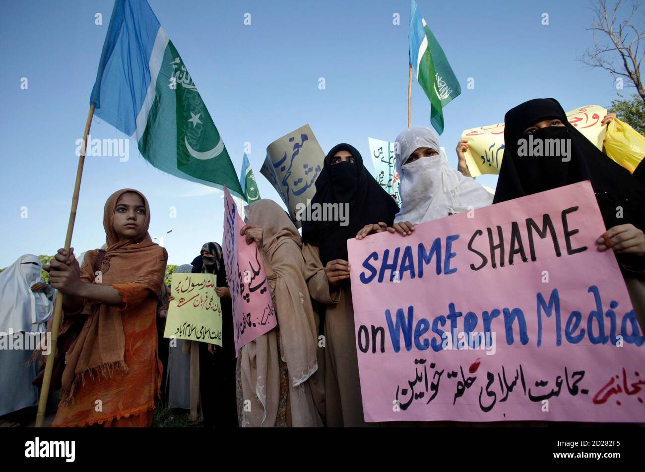 Ein Mädchen hält eine Flagge der islamischen politischen Partei Jamaat-e-Islami, während es an einem Protest mit anderen in Islamabad am 20. Mai 2010 gegen einen Online-Wettbewerb teilnimmt, um Bilder des Propheten Mohammed auf Facebook zu zeichnen, die Muslime als blasphemisch betrachten. Pakistan hat die beliebte Video-Sharing-Website YouTube auf unbestimmte Zeit blockiert, um "blasphemische" Materialien zu enthalten, sagten Beamte am Donnerstag. Die Blockade kam Stunden, nachdem die Pakistan Telecommunication Authority (PTA) angewiesen Internet-Service-Provider, den Zugang zu sozialen Netzwerk-Website Facebook auf unbestimmte Zeit am Mittwoch wegen eines onlin zu stoppen Stockfoto