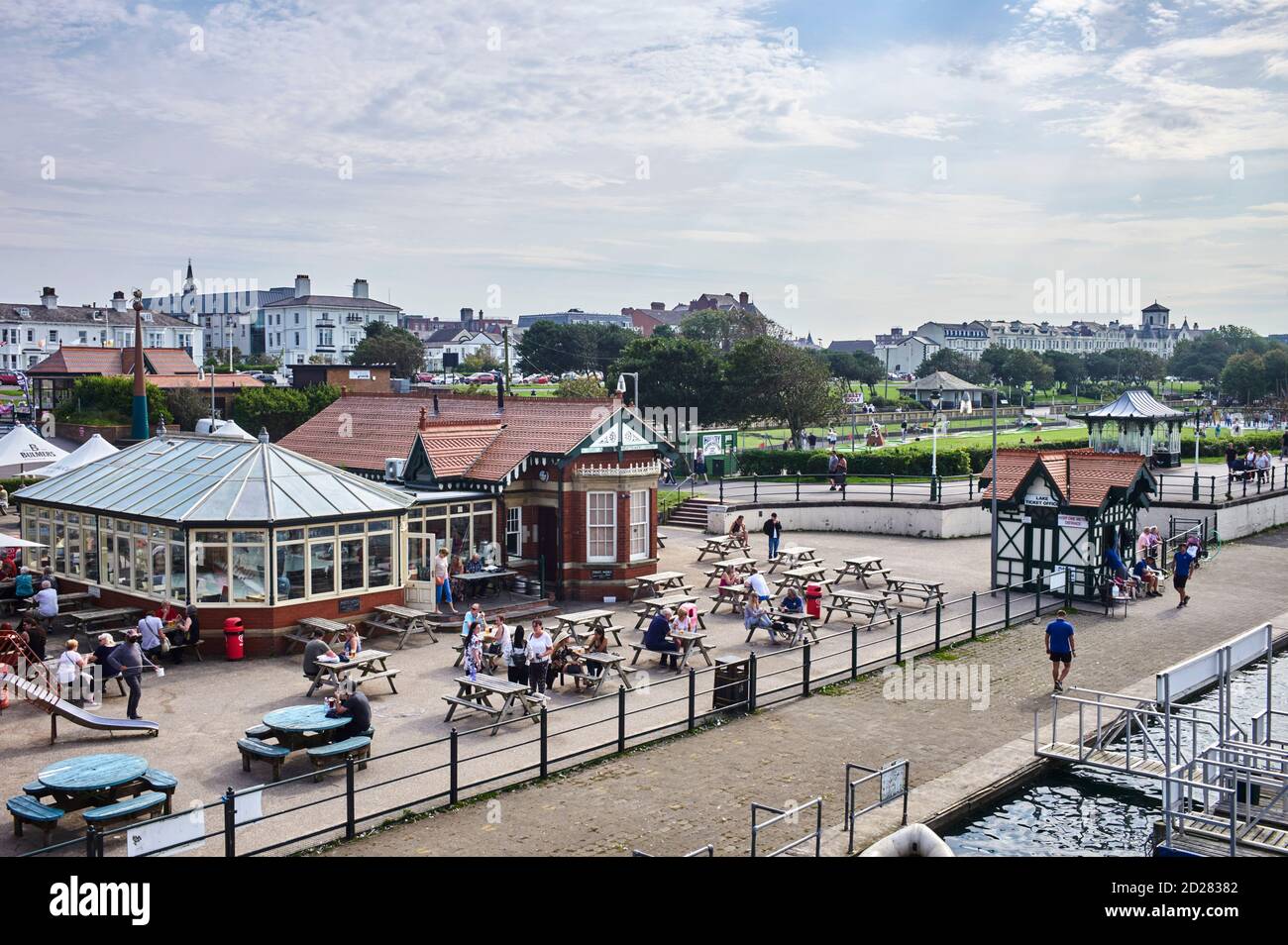 Blick auf ein Café neben dem See Boot in Southport, Lancashire Stockfoto