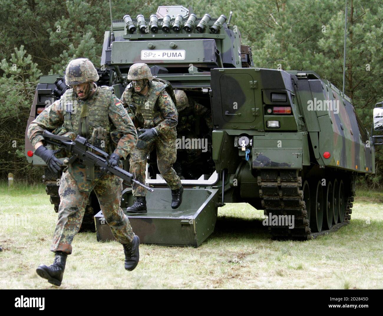 Soldaten führen eine Übung mit der neue deutsche gepanzerte Infanterie  kämpfen Fahrzeug AIFV Puma für die Bundeswehr, 2. Mai 2006 anlässlich des  50. Jahrestages des deutschen Heeres bei einem Armee-Übungsgelände in  Münster.