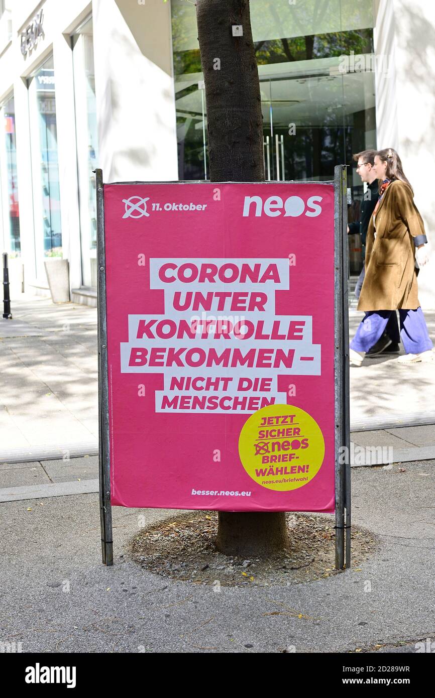 Wien, Österreich. Wahlplakat in der Mariahilferstraße. Corona unter Kontrolle zu bekommen, nicht Menschen. Stockfoto