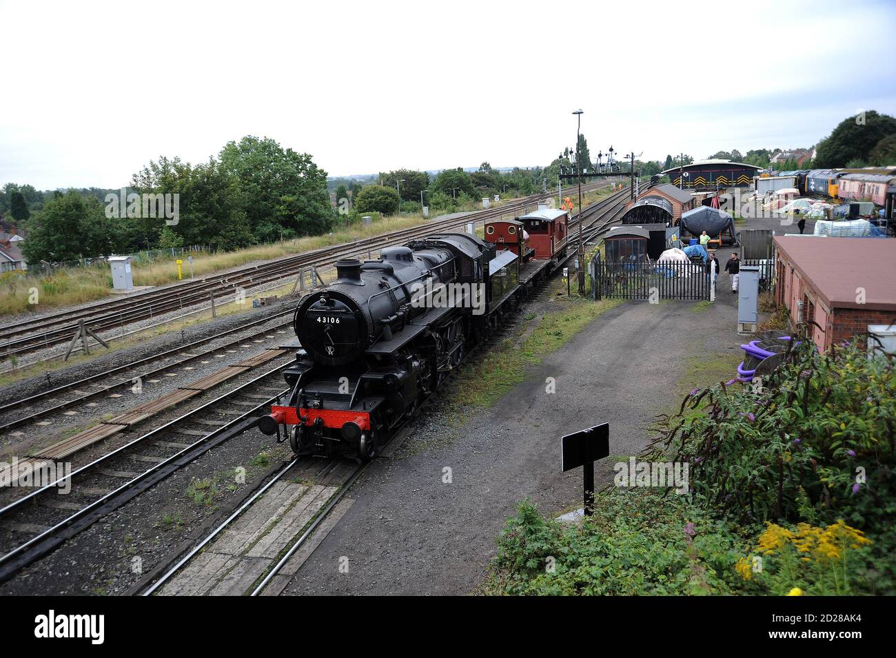 '43106' Ankunft in Kidderminster mit einem Güterzug mit Talyllyn Bahn Nr. 3 'Sir Haydn'. Stockfoto