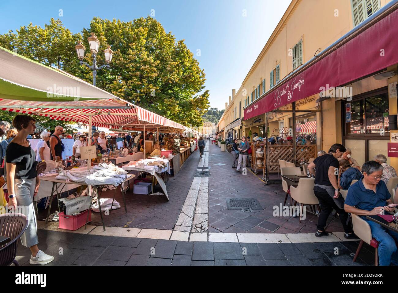 Der überdachte Markt im Freien und Straßencafés zum Mittagessen im Cours Saleya, in der Altstadt von Nizza, Frankreich, an der französischen Riviera. Stockfoto