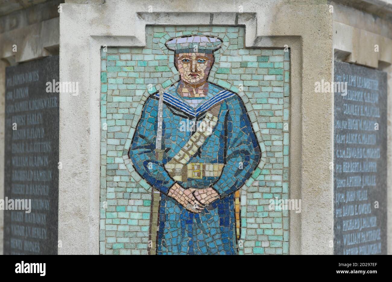 War Memorial mit Mosaikkunst eines WW1 RN Seemann in Ledbury Herefordshire UK Stockfoto