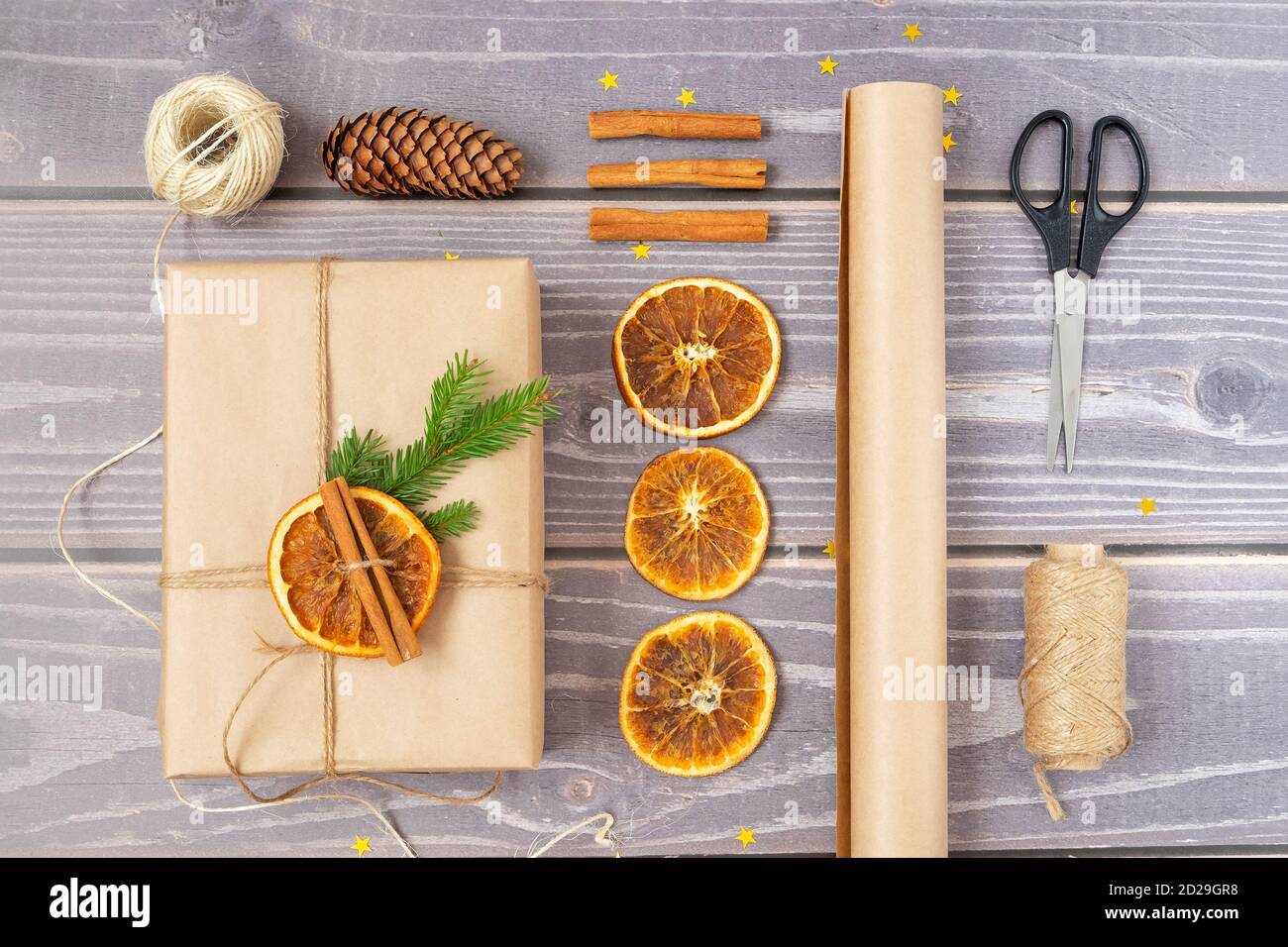 Verpackung ein Weihnachtsgeschenk. Weihnachtsdekor und recycelbare Verpackungsmaterialien. Stockfoto
