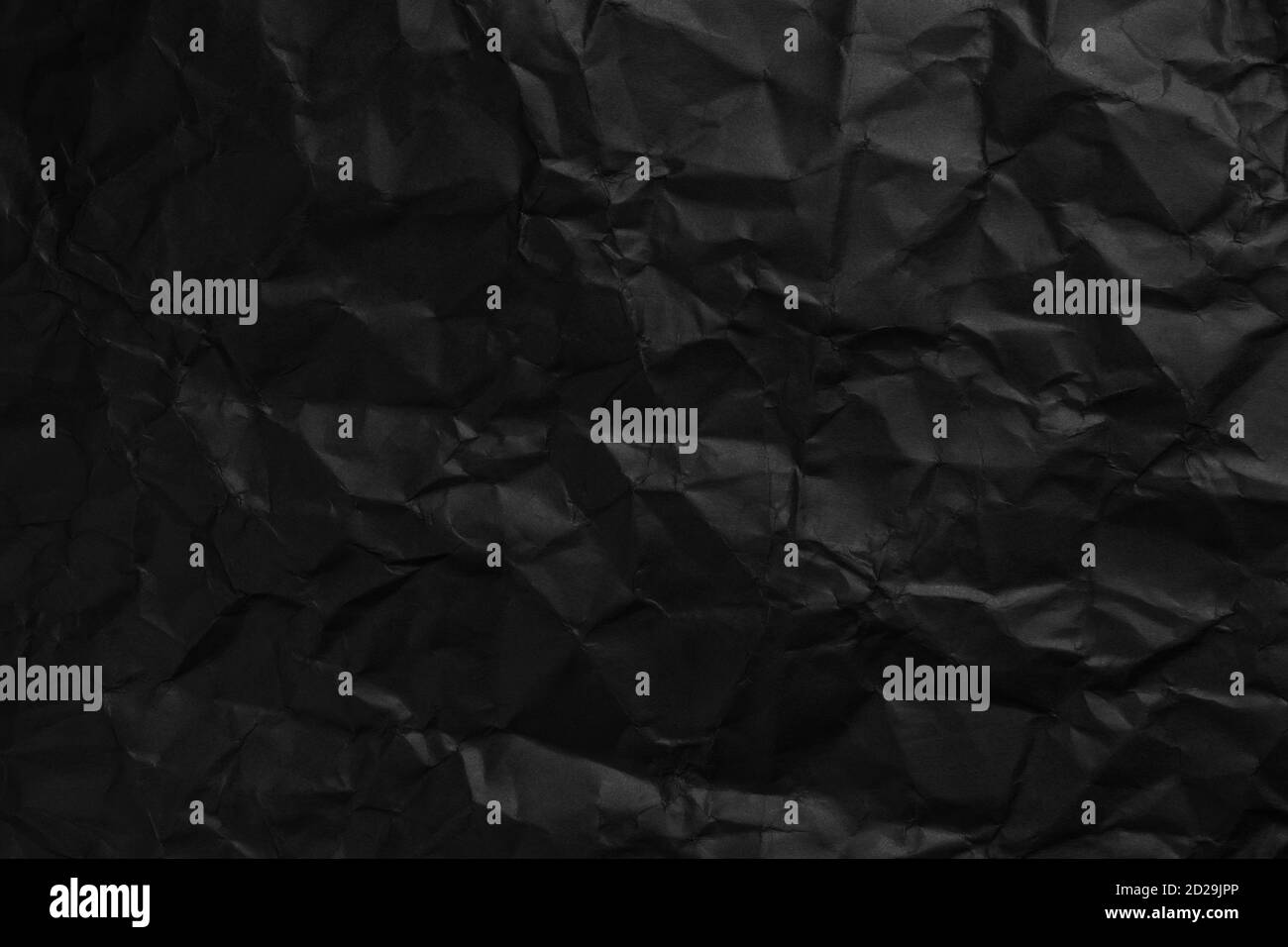 Schwarze Hintergrundstruktur von zerknittertem Papier Nahaufnahme.  Verblasste Texturfalten Stockfotografie - Alamy