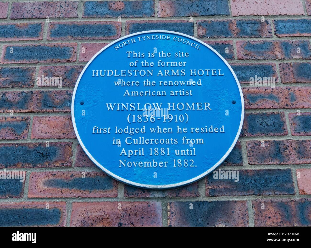 Blaue Plakette auf dem Haus, in dem der amerikanische Künstler Winslow Homer (1836-1910) in Cullercoats an der Nordostküste Englands wohnte. VEREINIGTES KÖNIGREICH Stockfoto