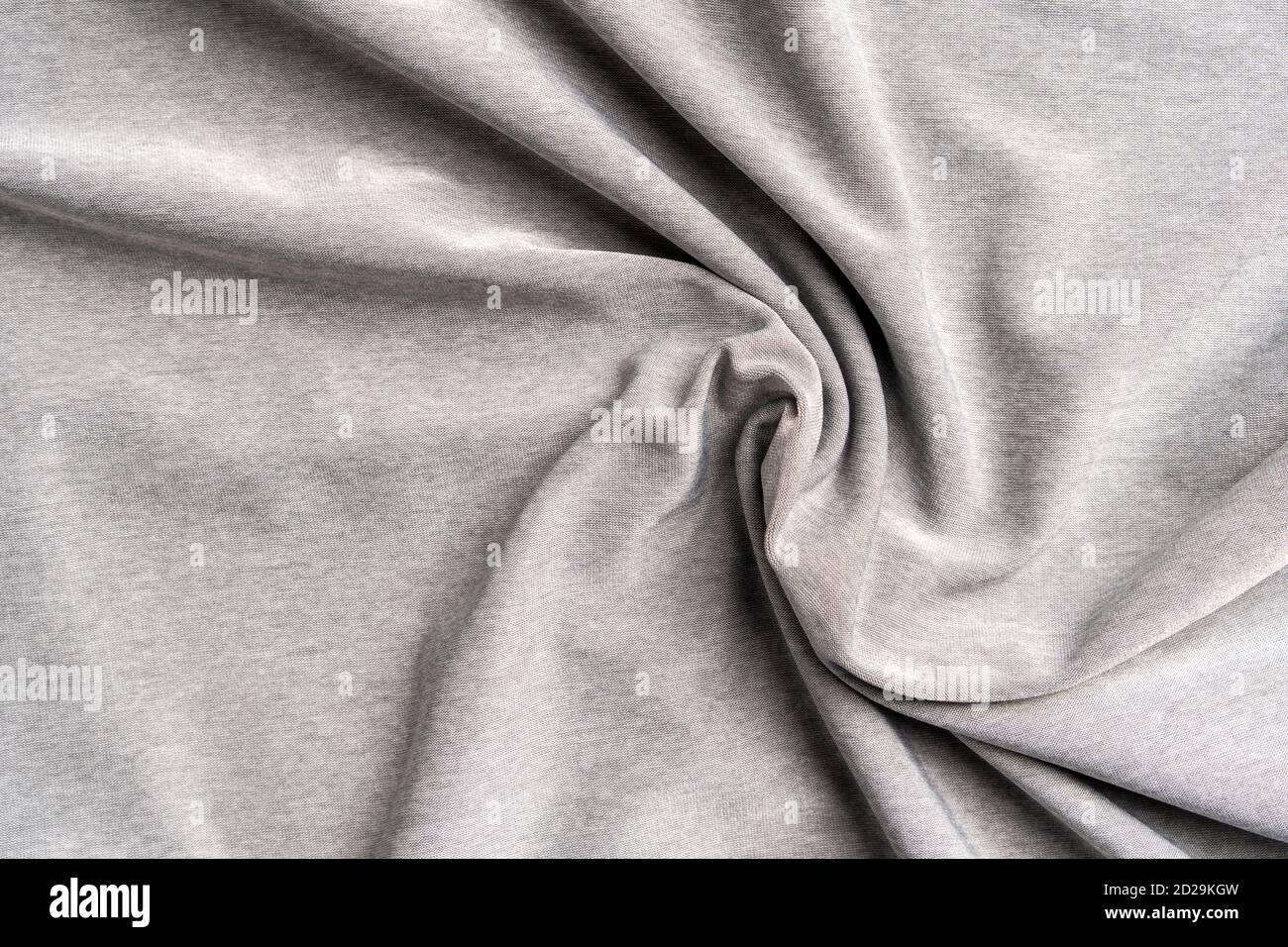 Synthetische knitterige sportive graue Qualität mit Faltenmuster. Polyester strukturiert zerknittert Hintergrund. Stockfoto