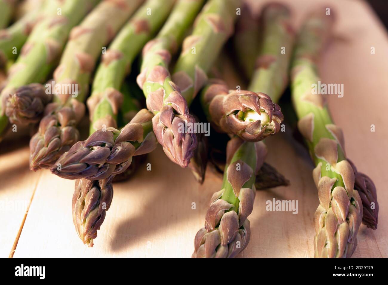 Viel Spargel auf einem Holzteller gesunde pflanzliche Nahrung Stockfoto