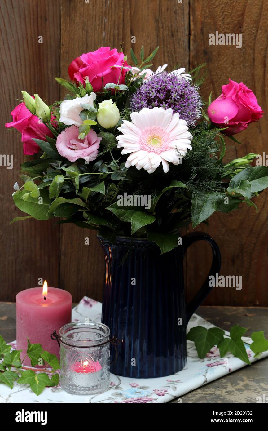 Bouquet mit rosa Gerbera, Rosen und Allium Blume in Vase Stockfoto