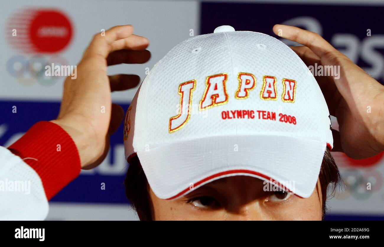 Japans Sprinter Shingo Suetsugu passt seine Mütze, als er das japanische  Team Uniform für die Olympischen Spiele in Peking 2008 bei seiner  Enthüllung in Tokio 15. Januar 2008 zeigt. REUTERS/Kim Kyung-Hoon (JAPAN