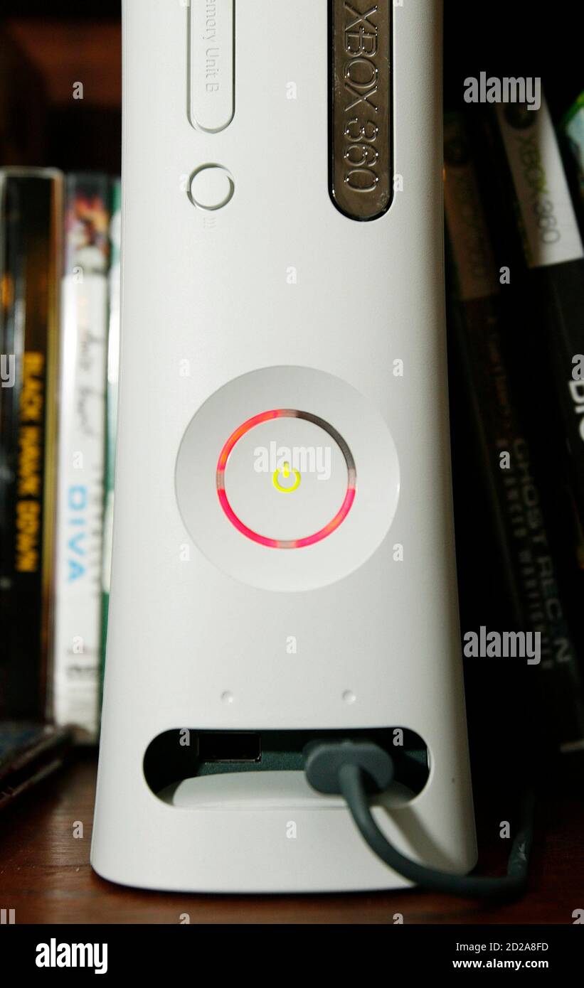 Eine Microsoft Xbox 360 zeigt drei blinkenden roten Leuchten, an eine  "allgemeine Hardwarefehler" (oft als "red Ring of Death") in New York 13.  September 2008. REUTERS/Lucas Jackson (Vereinigte Staaten Stockfotografie -  Alamy