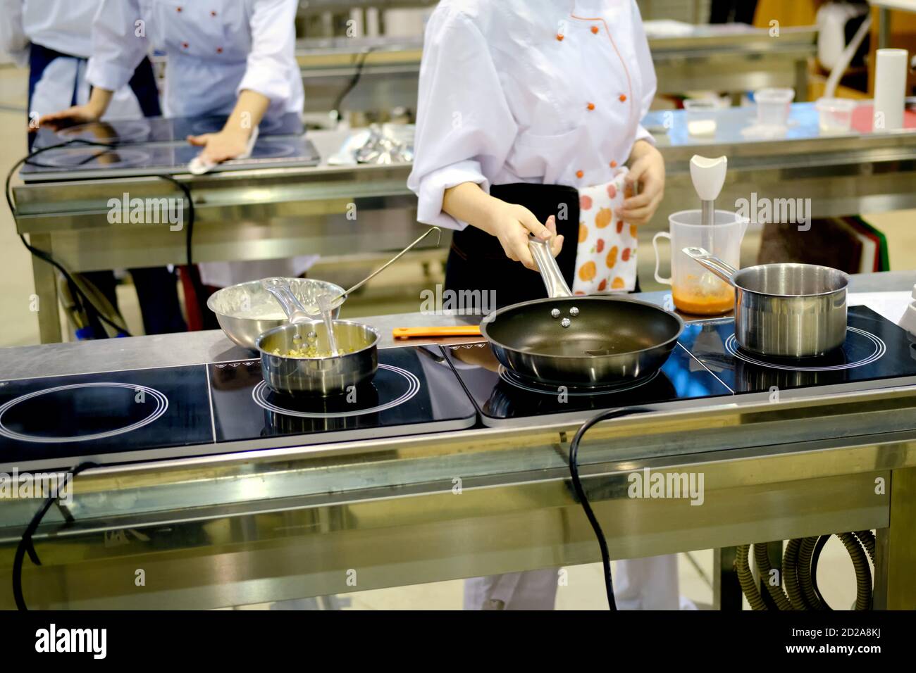 Kche Bereiten Speisen Zu Und Braten In Pfannen Im Restaurant Groe Offene Kche Stockfotografie Alamy