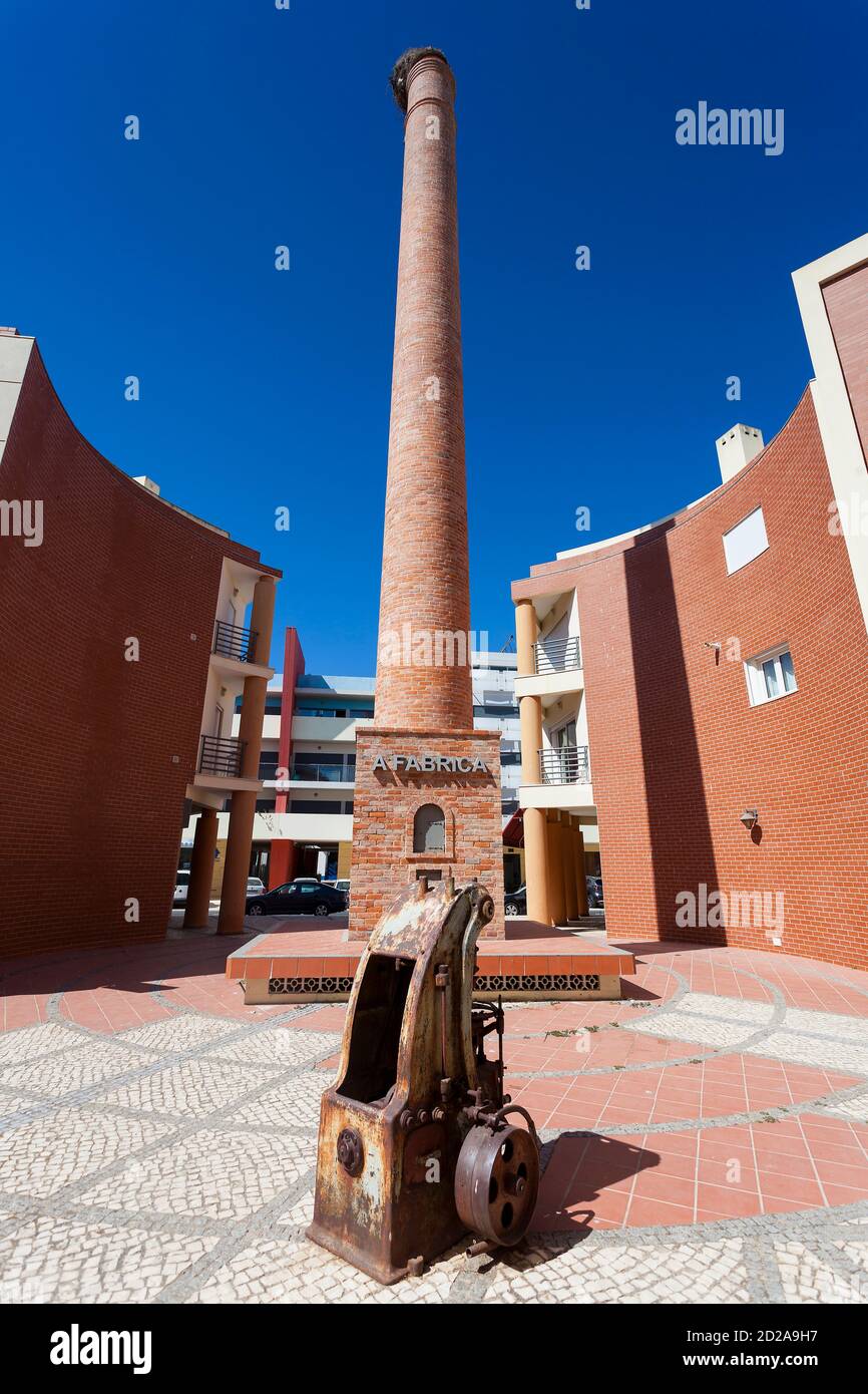 Schornstein der Industrie in Portimao, Algarve, Portugal Stockfoto Schornstein der Industrie in Portimao, Algarve, Portugal Stockfoto