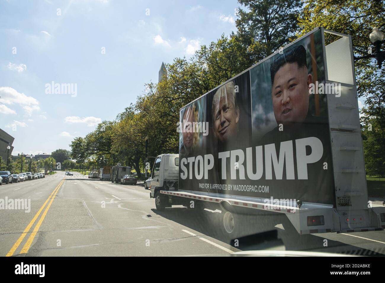 Washington, Usa. Oktober 2020. Ein LKW mit einer Plakatwand, die US-Präsident Donald Trump kritisiert, wird gesehen, wie er in der Nähe des Weißen Hauses in Washington, DC, USA, am Dienstag, 6. Oktober 2020 fährt. Foto von Sarah Silbiger/UPI Kredit: UPI/Alamy Live Nachrichten Stockfoto
