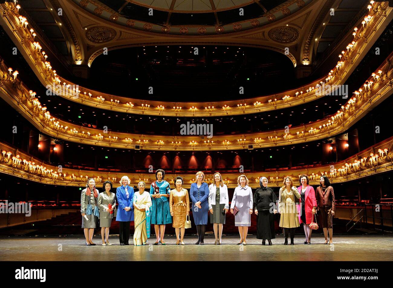 Die Ehefrauen der globalen Staats-und Regierungschefs der G20-Gipfel posieren für ein Foto auf der Bühne am Londoner Royal Opera House 2. April 2009. Abgebildet sind (L, R) Verbot bald Taek, Frau von UN-Generalsekretär Ban Ki-Moon, Chikako Aso, Ehefrau des japanischen Premierminister Taro Aso, Laureen Harper, Frau der kanadische Premierminister Stephen Harper, Gursharan Kaur, Ehefrau des indischen Premierminister Manmohan Singh, US-First Lady Michelle Obama, Kim Yoon-Ok, First Lady von Korea, Sarah Brown, Ehefrau von Großbritanniens Premierminister Gordon Brown , Margarita Zavala, First Lady von Mexiko, Svetlana Medvedeva, Ehefrau des russischen Stockfoto