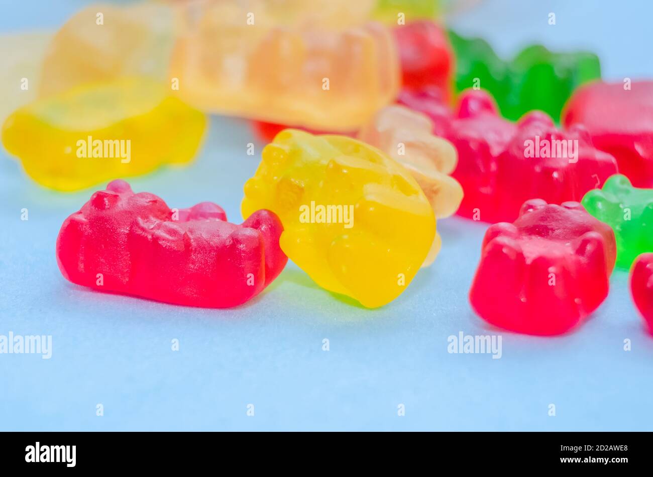 Viele bunte bunten bunten Gelee Bären auf blauem Hintergrund, Makro Stockfoto