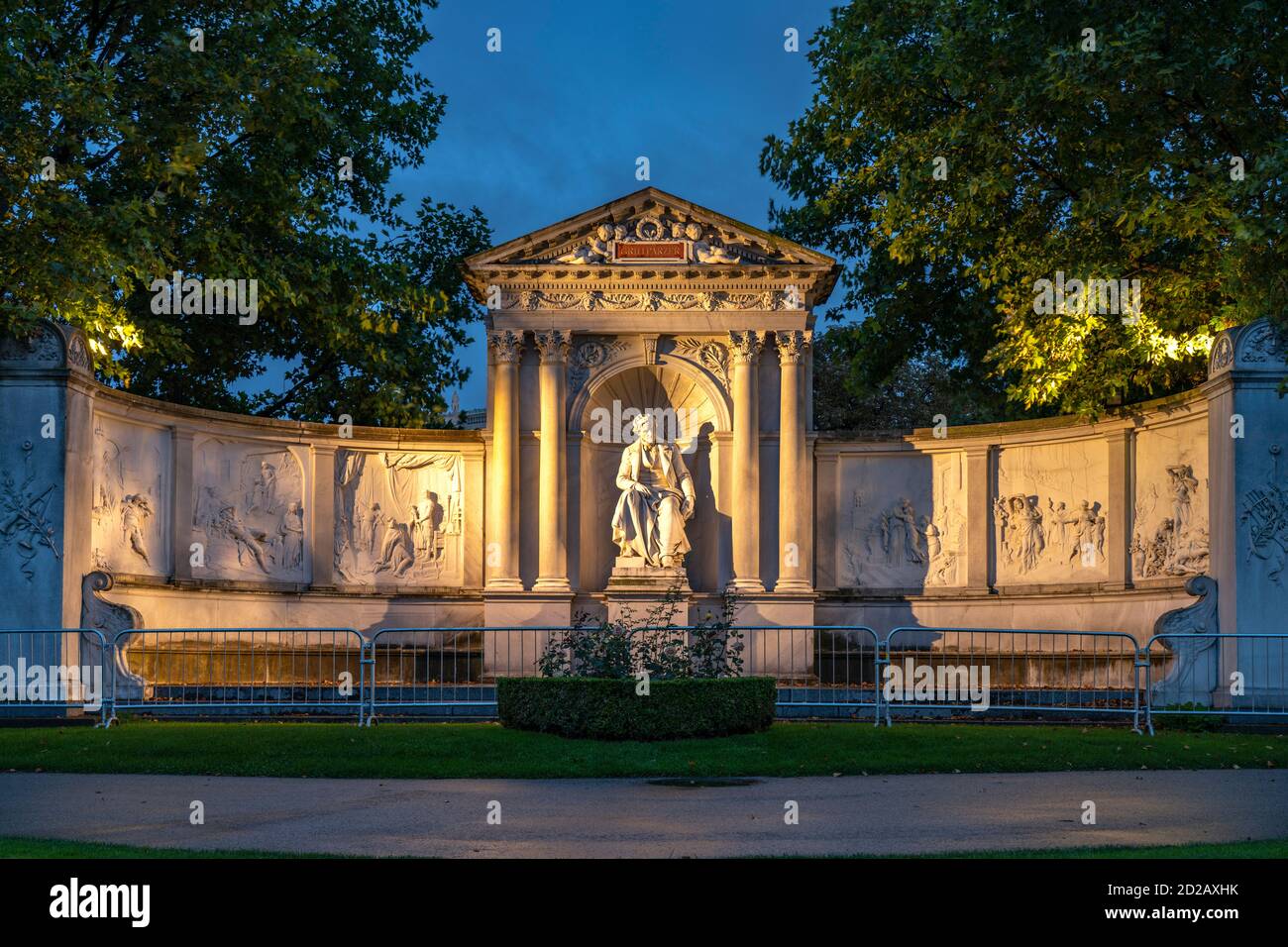 Das Grillparzer Denkmal im Volksgarten in der Abenddämmerung, Wien, Österreich, Europa Franz Grillparzer Denkmal im Volksgarten am dus Stockfoto