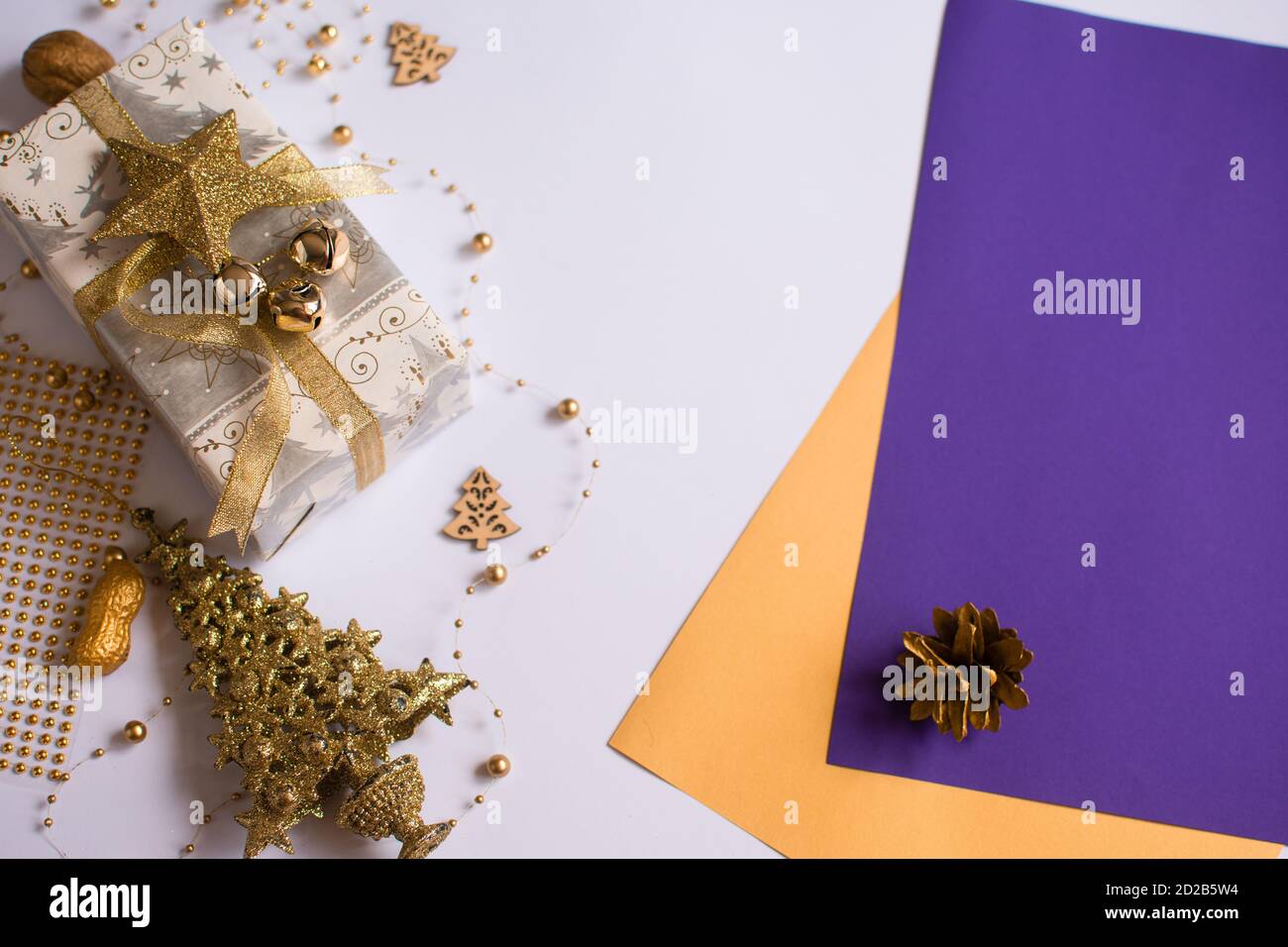 Weihnachten und Neujahr Hintergrund für Karte. Geschenk und Dekor auf weißem Hintergrund. Leere Blätter. Stockfoto